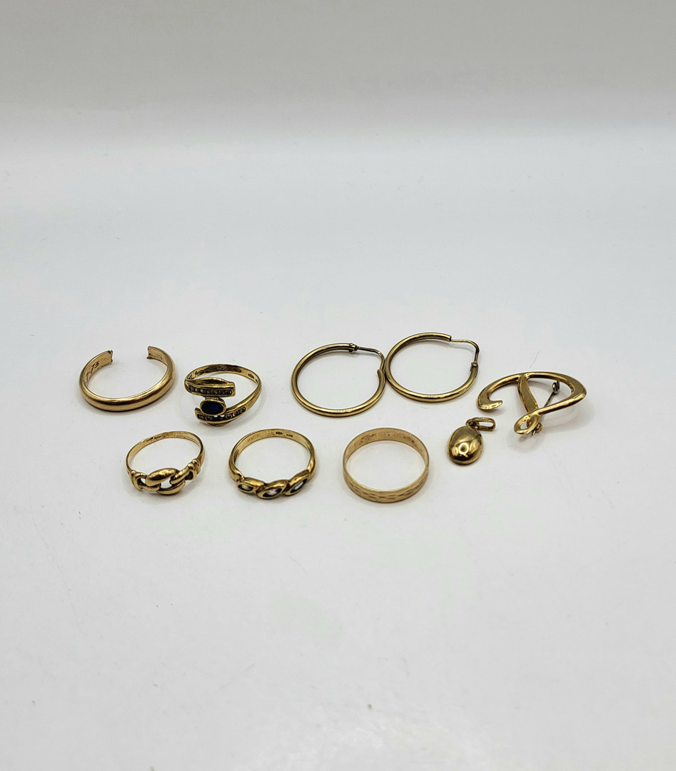 Vari oggetti oro pietre