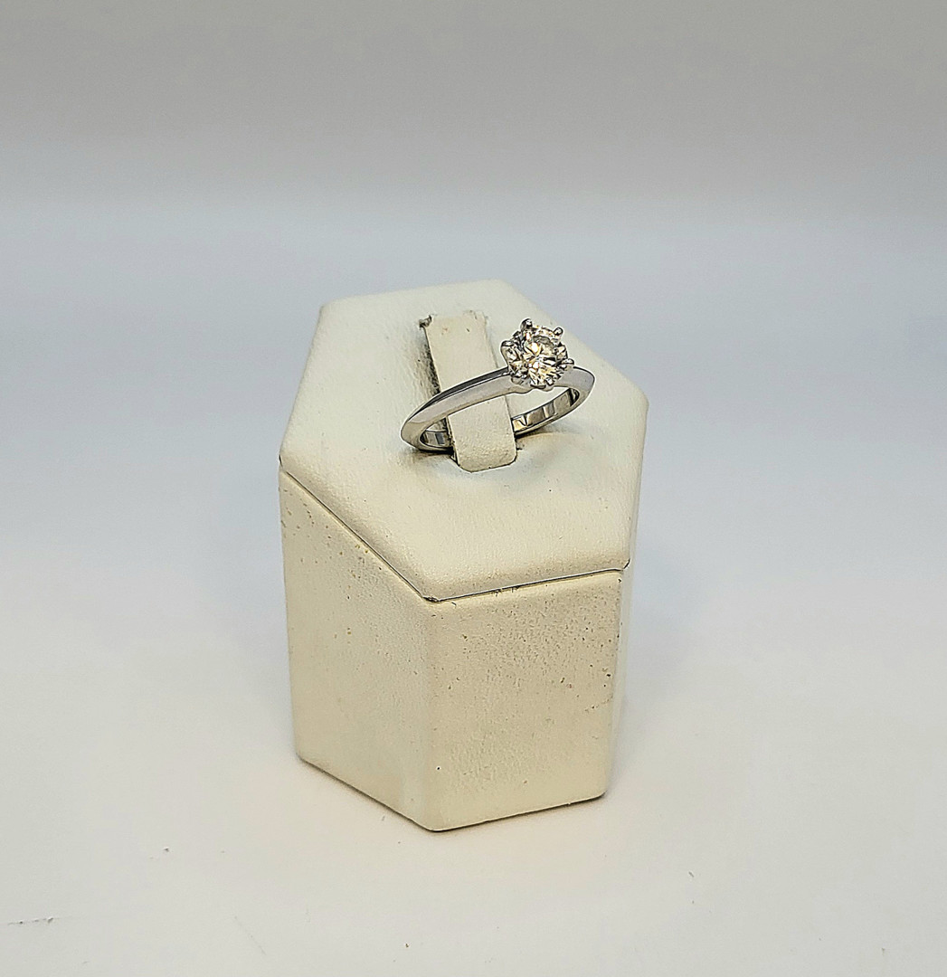 Anello a firma Tiffany & Co. platino diamante