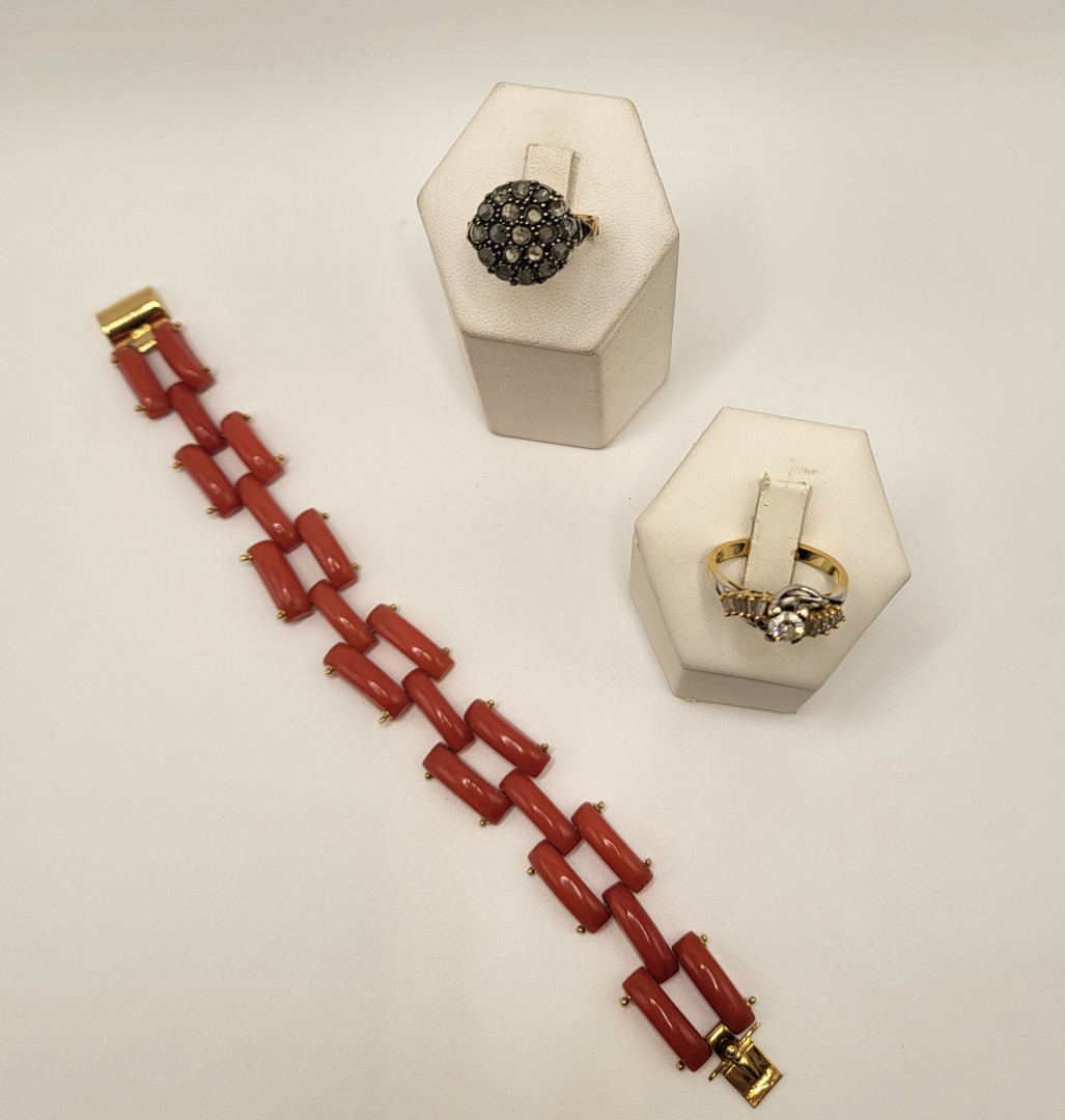Due anelli e bracciale oro argento corallo diamanti