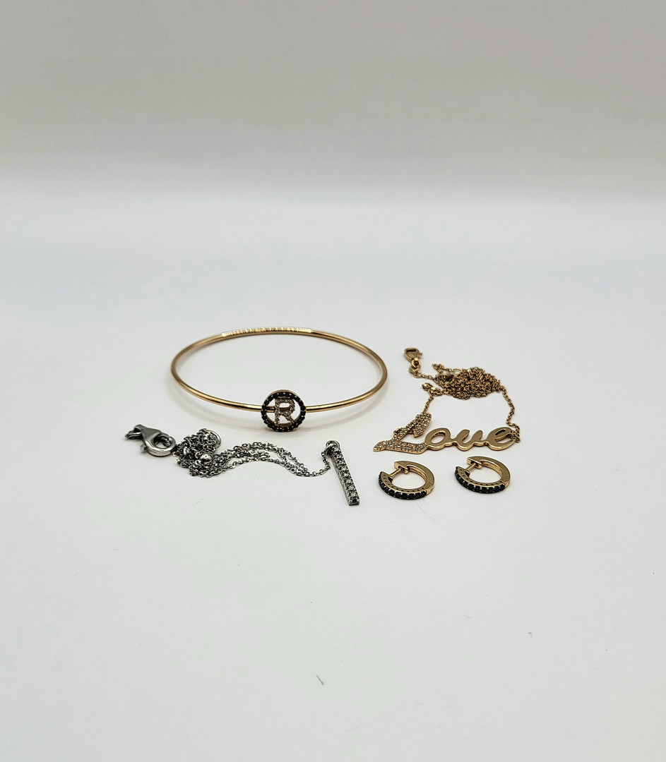 Vari oggetti oro pietre