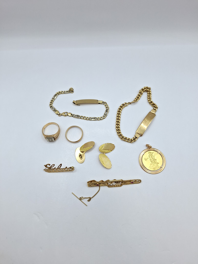 Vari oggetti in oro pietre
