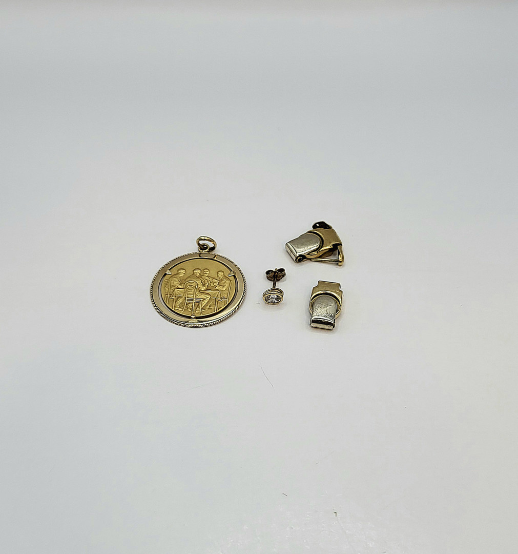 Vari oggetti oro pietra