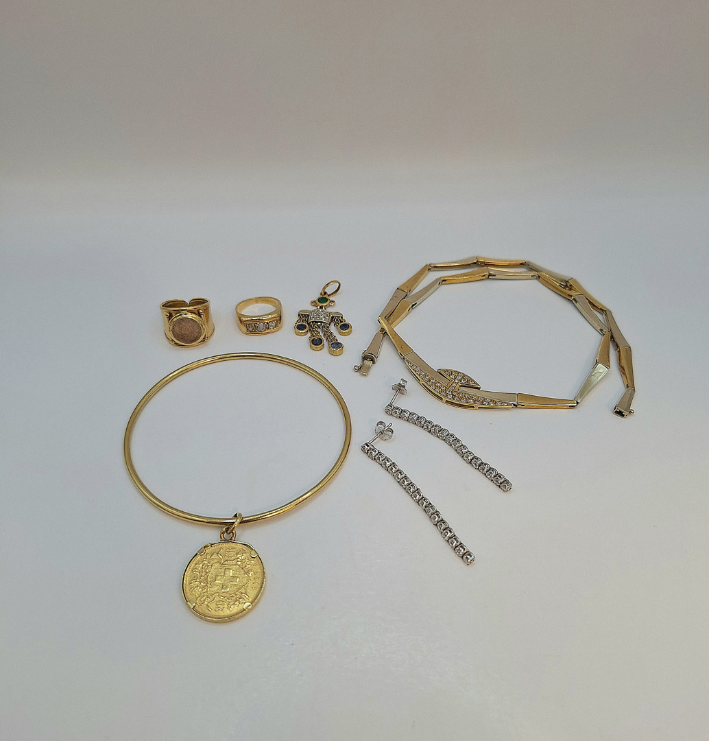 Vari oggetti oro pietre diamantini 