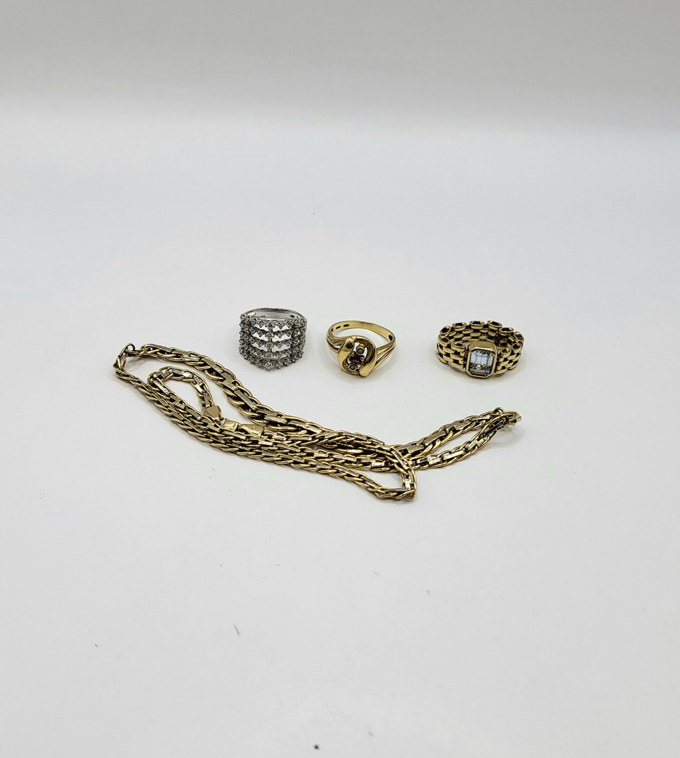 Collana e tre anelli oro pietre