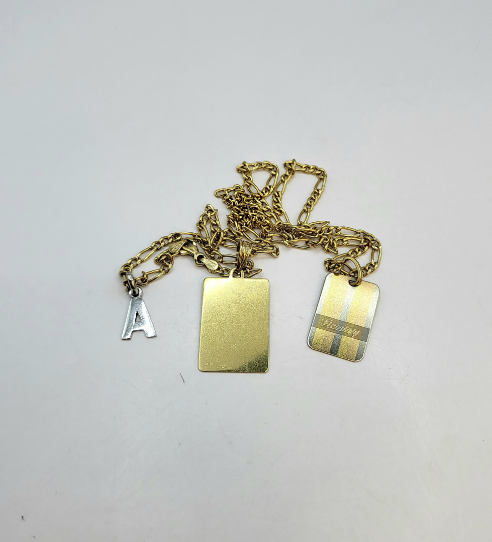 Collana e tre ciondoli oro 