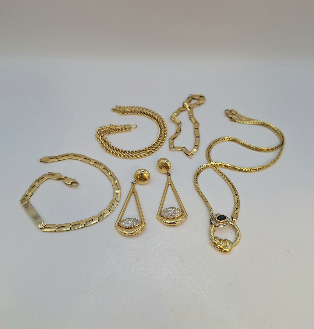 Vari oggetti in oro pietre 