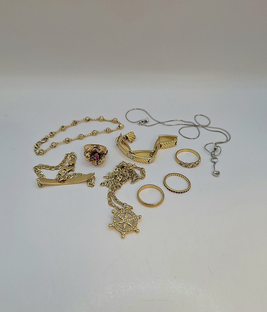 Vari oggetti oro pietre