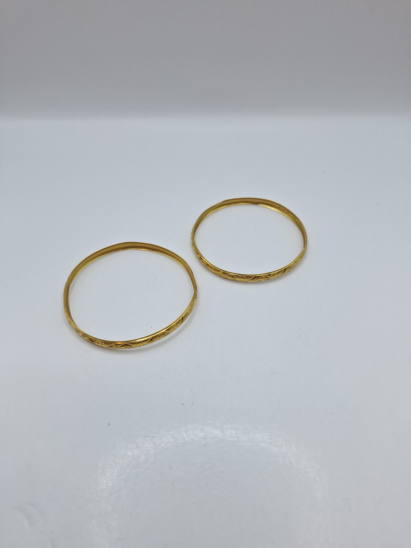 Un paio di bracciali oro
