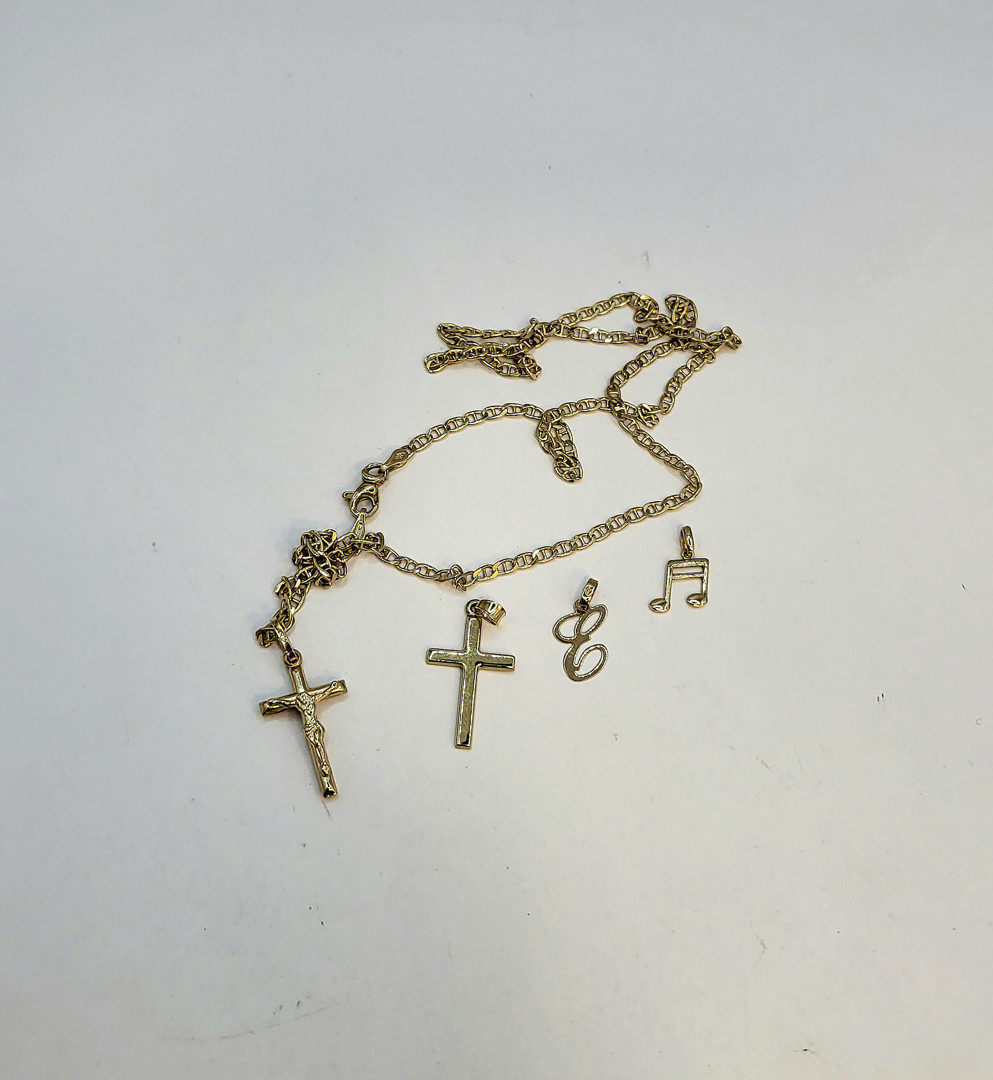 Collana e quattro ciondoli oro 