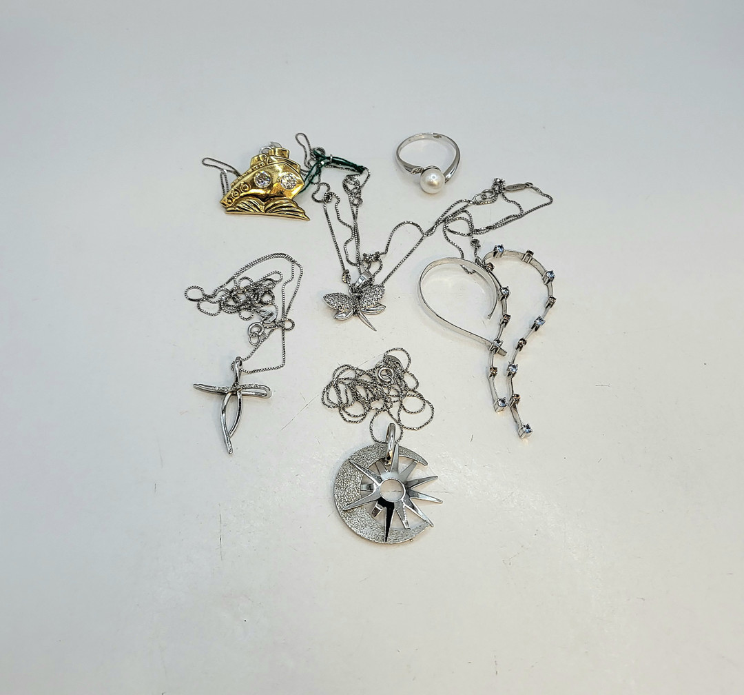 Vari oggetti oro pietre