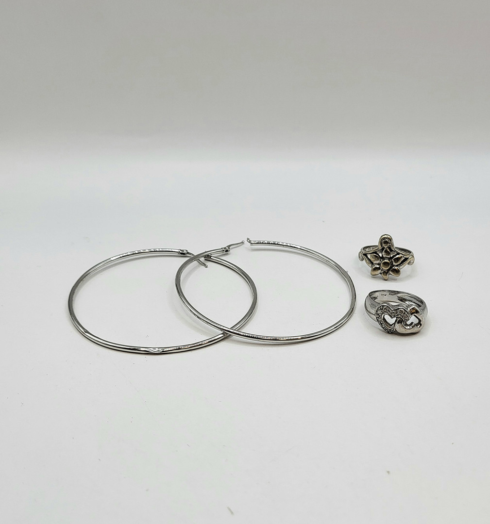 Due anelli e un paio di orecchini oro pietre 