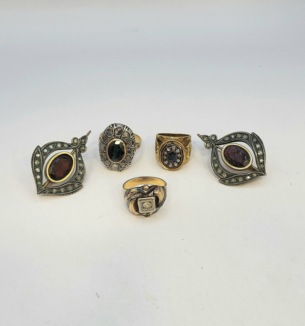 Vari oggetti oro argento pietre diamantini