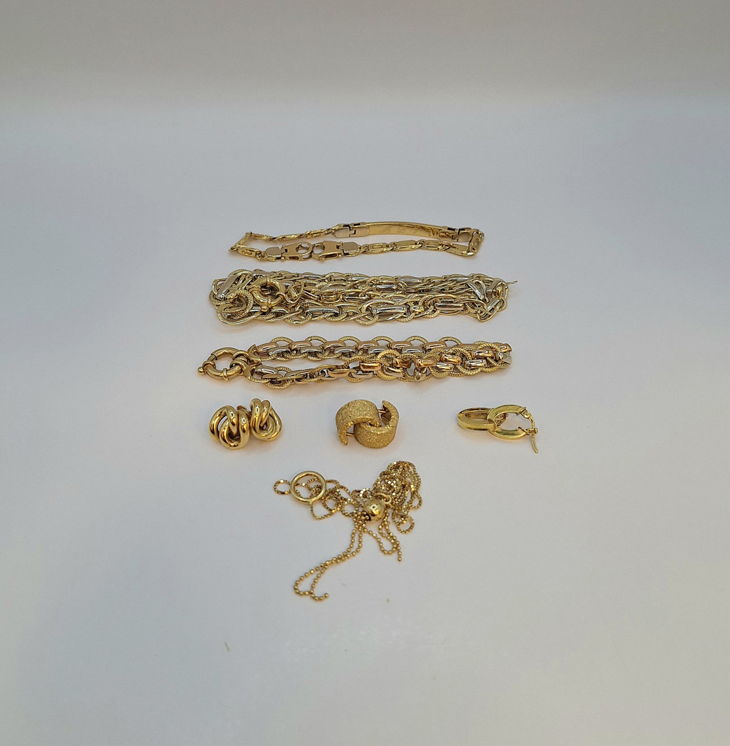 Vari oggetti in oro