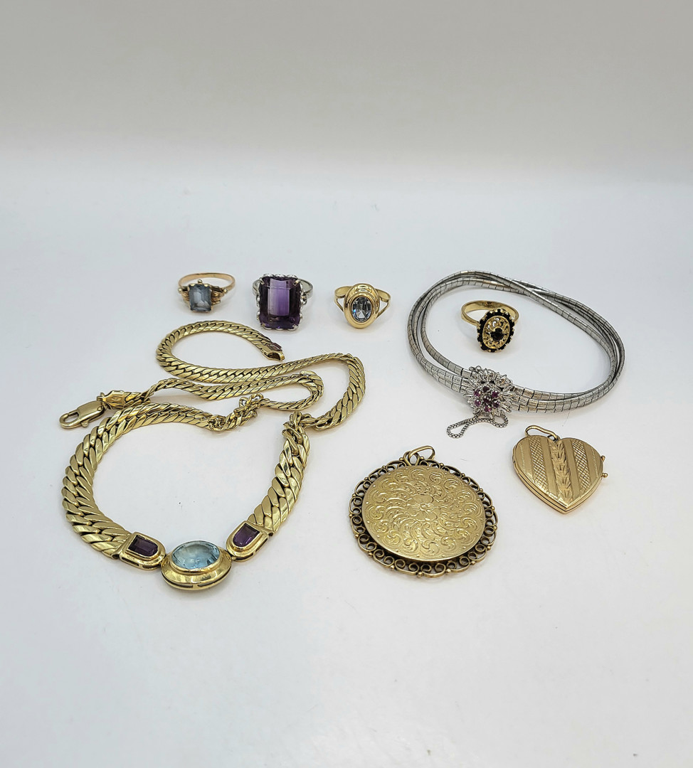 Vari oggetti oro pietre