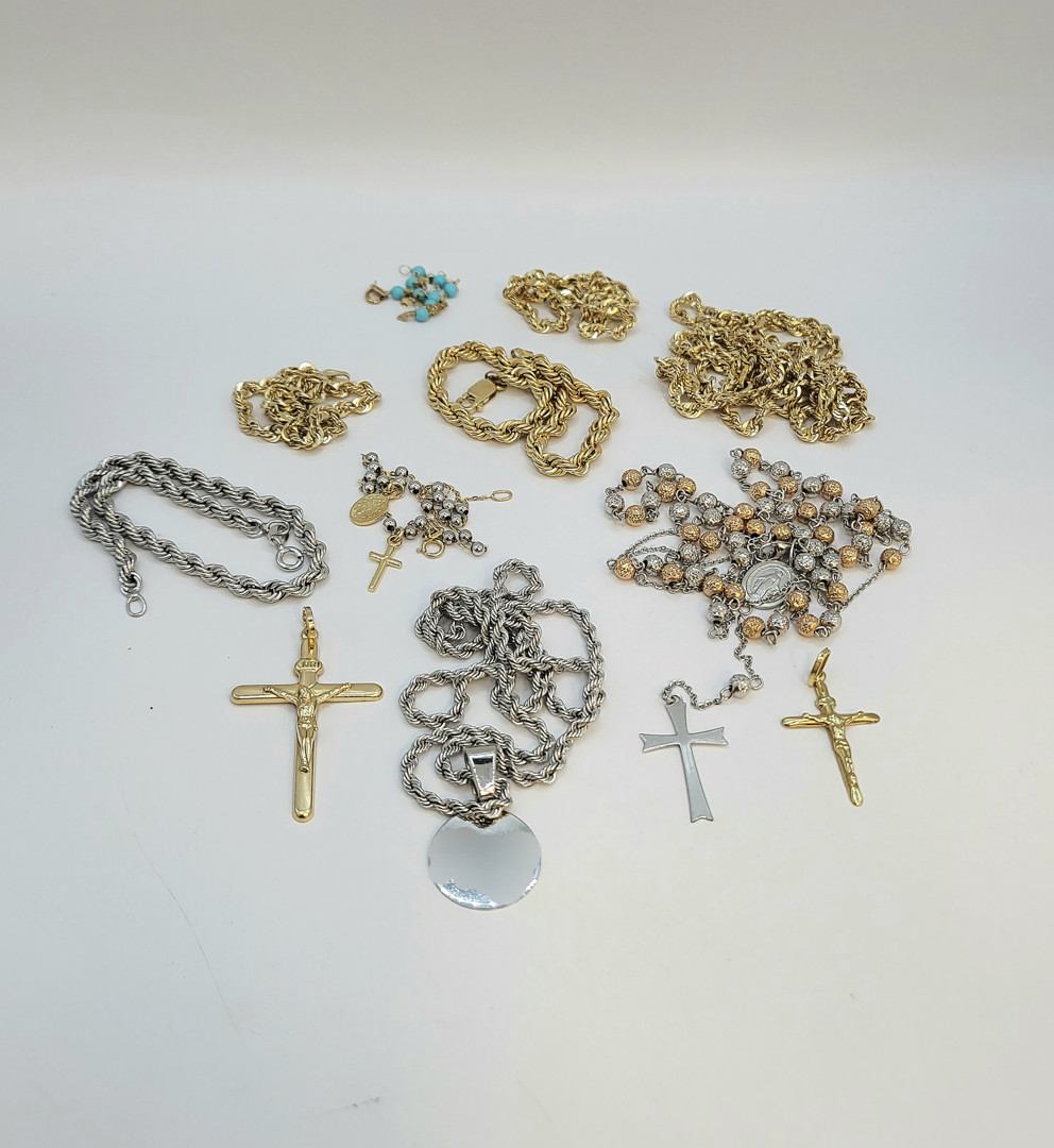 Vari oggetti in oro pietre