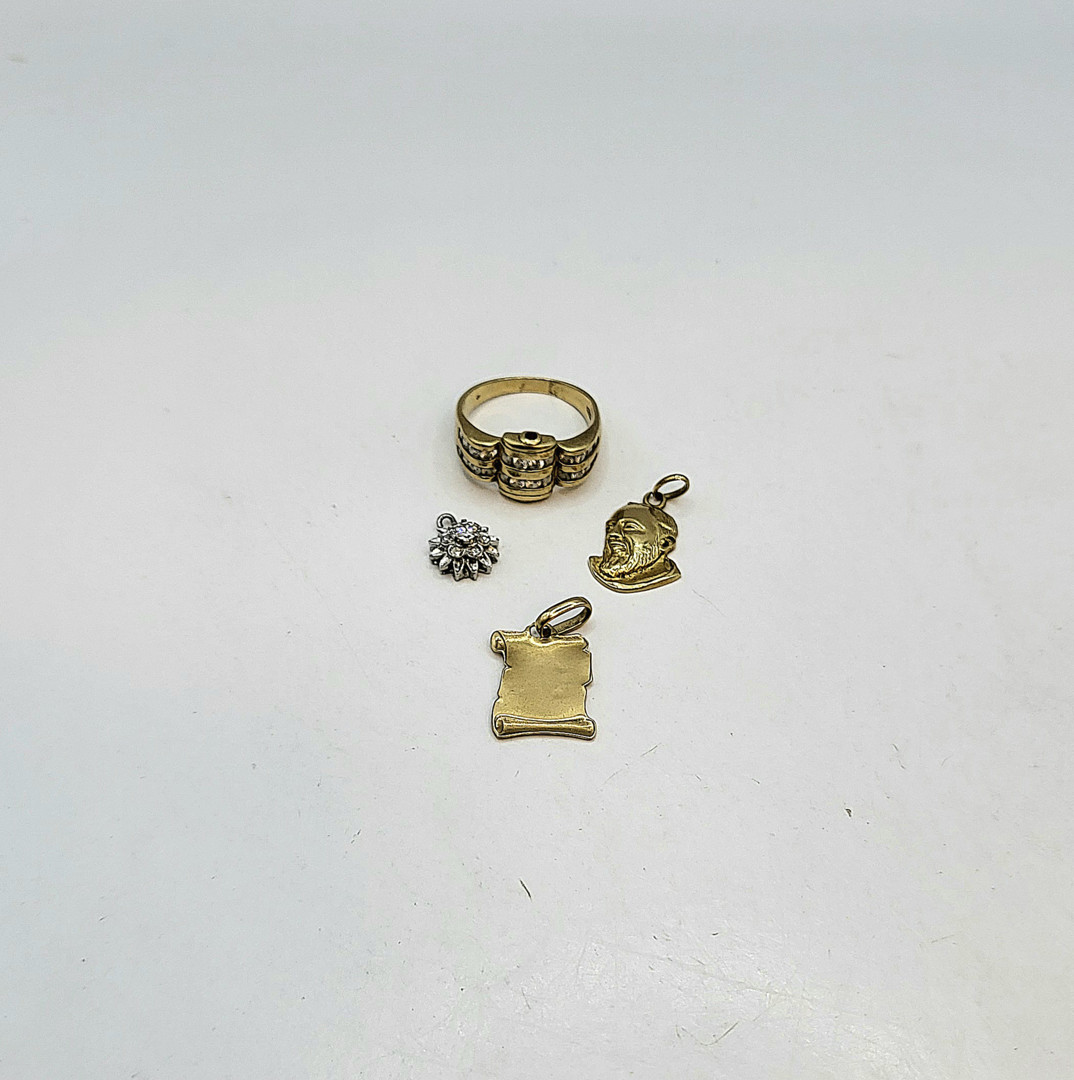 Vari oggetti oro pietre diamantini