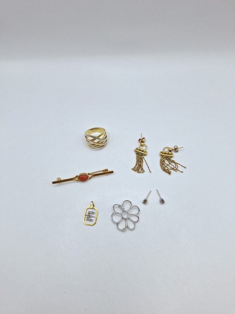 Vari oggetti oro pietre corallo diamantini