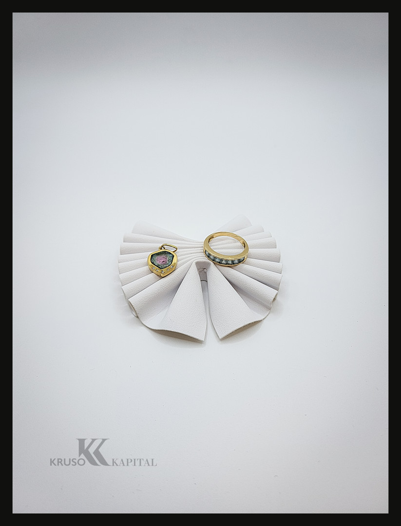Anello e ciondolo oro pietre diamanti