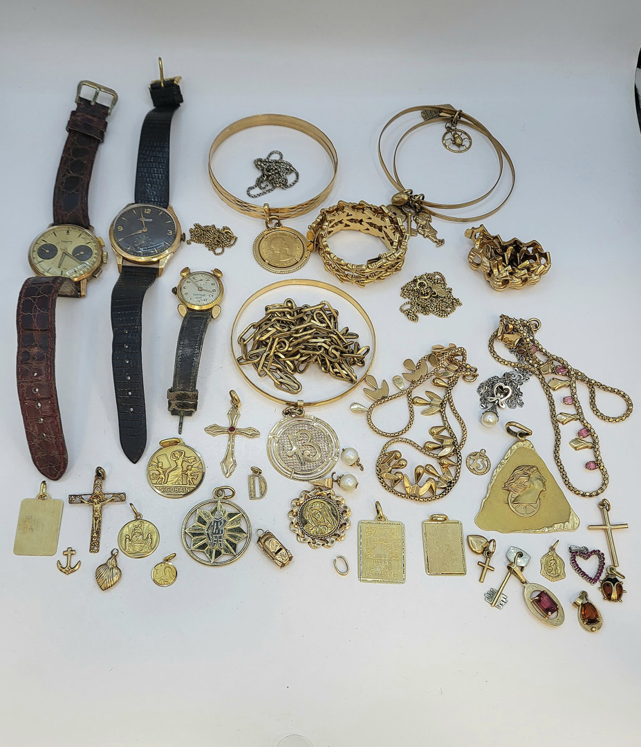 Vari oggetti in oro pietre perle 