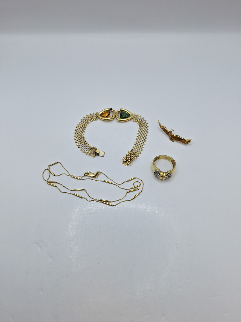 Vari oggetti in oro pietre diamantini