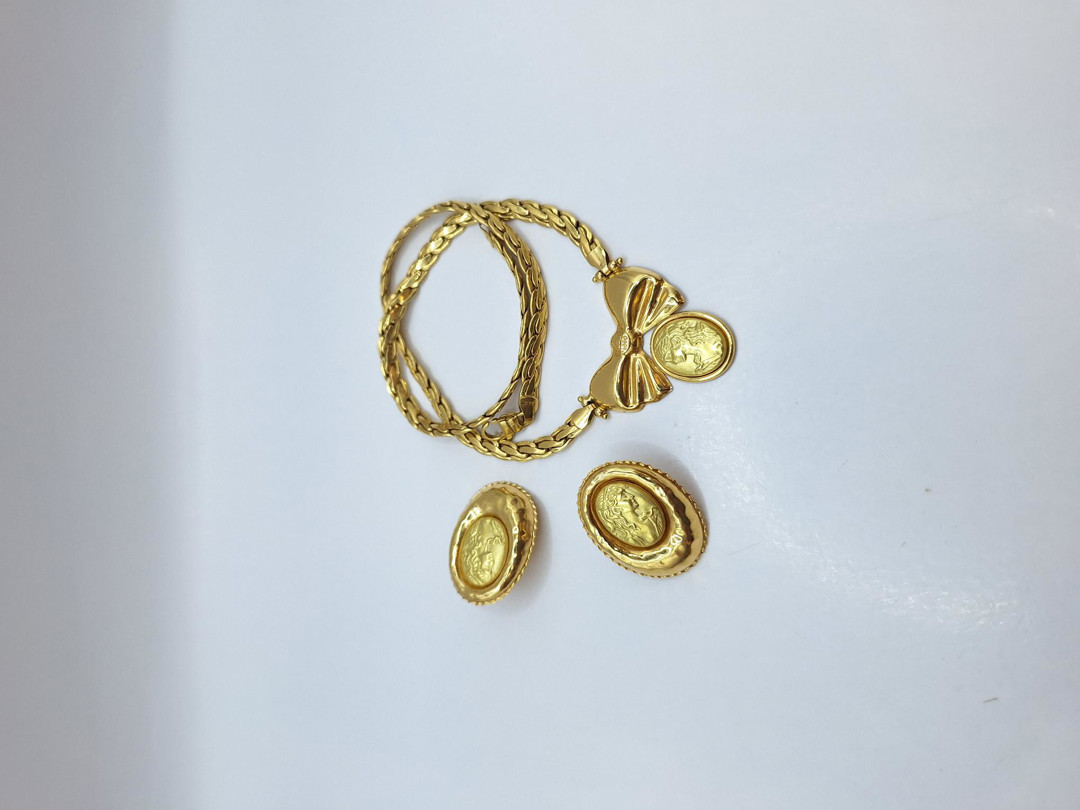 Collana e un paio orecchini oro 