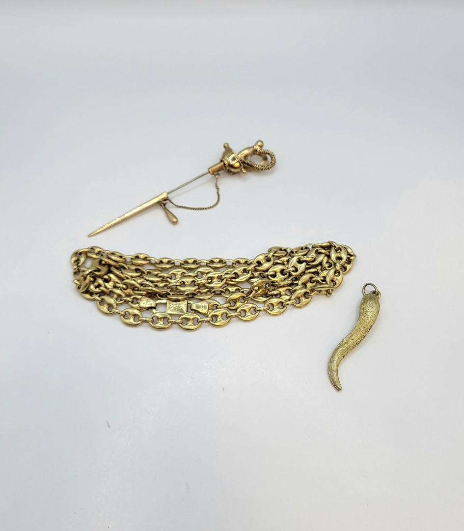 Vari oggetti oro pietre metallo