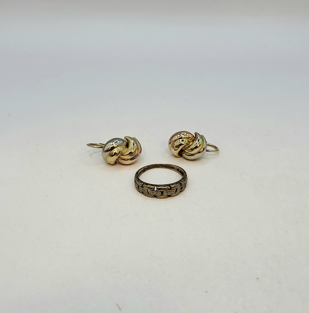 Paio orecchini e anello oro 