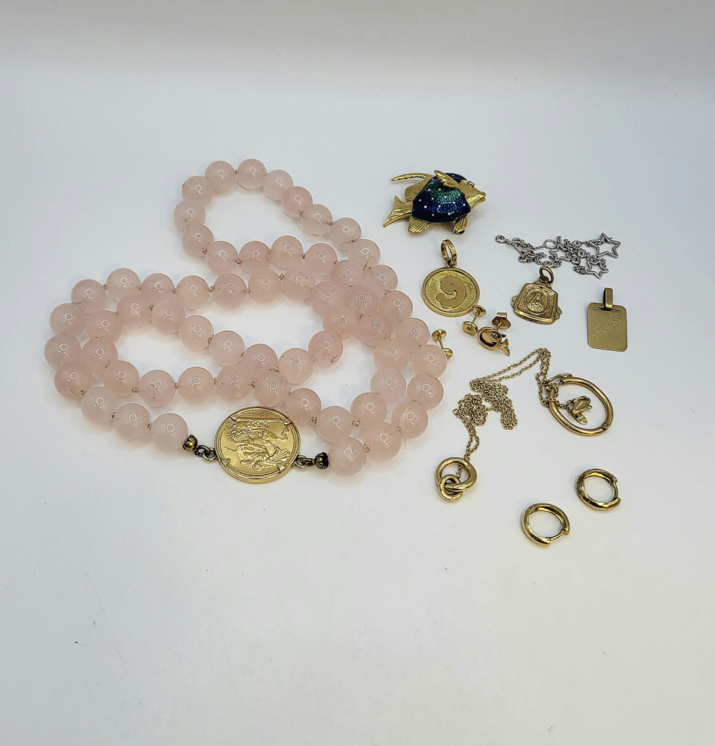 Vari oggetti in oro diamantini pietre