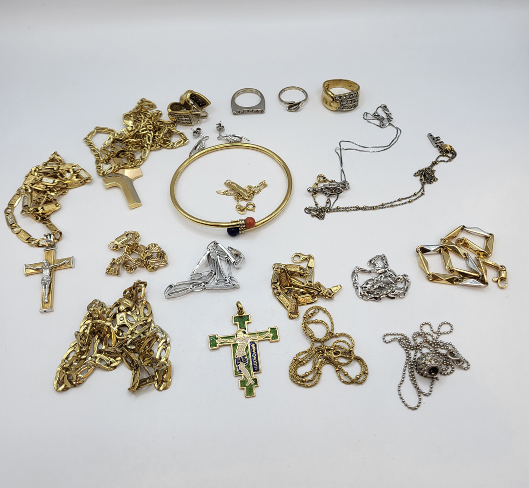 Vari oggetti oro smalto pietre