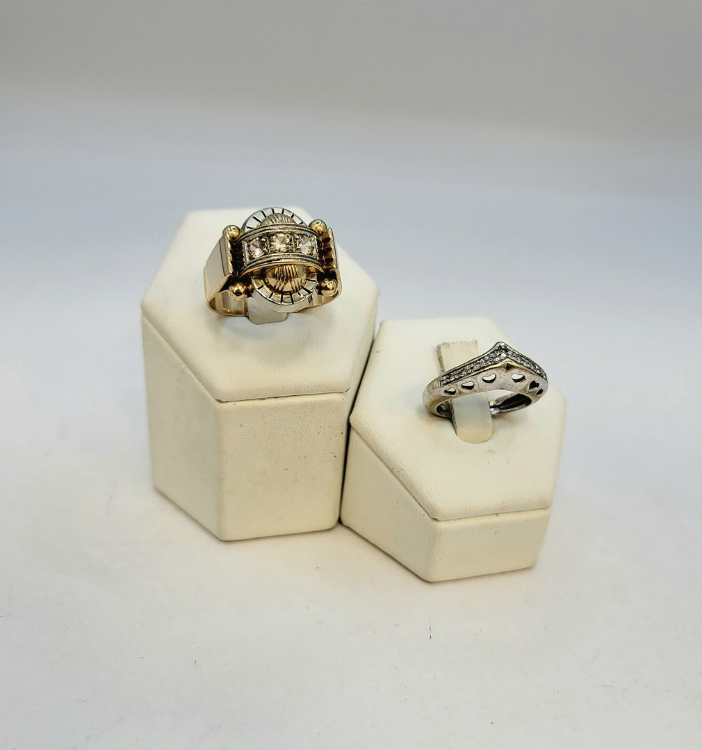 Due anelli oro diamanti pietre