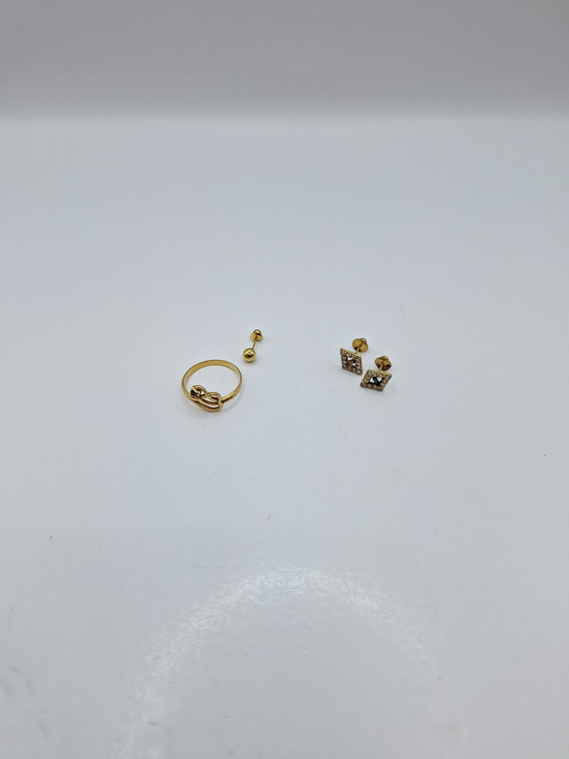 Tre orecchini e anello in oro metallo 