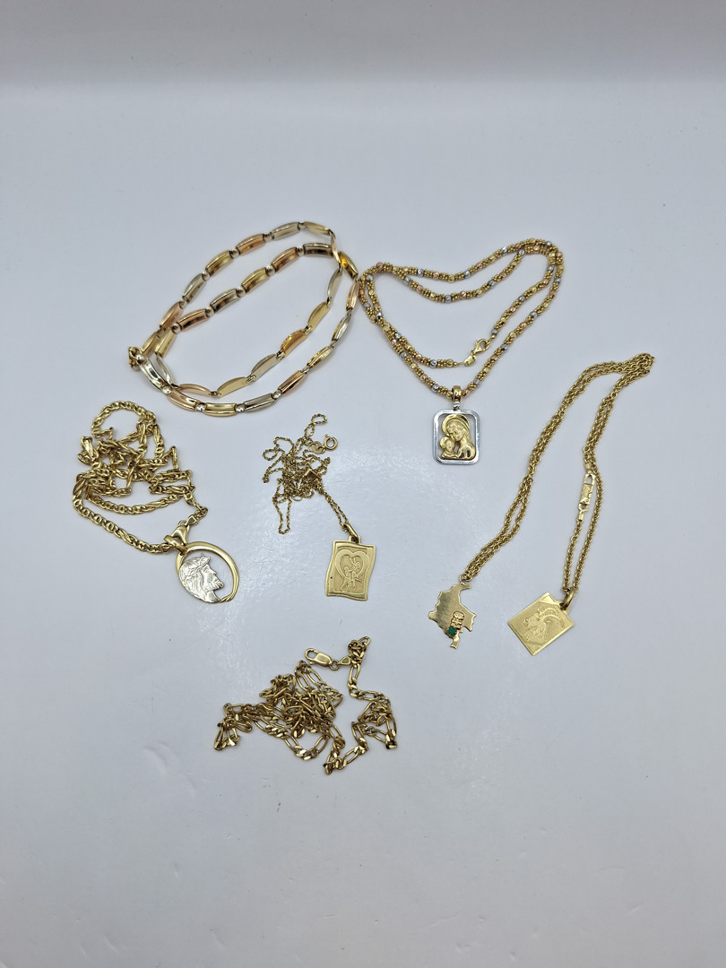 Vari oggetti in oro pietra