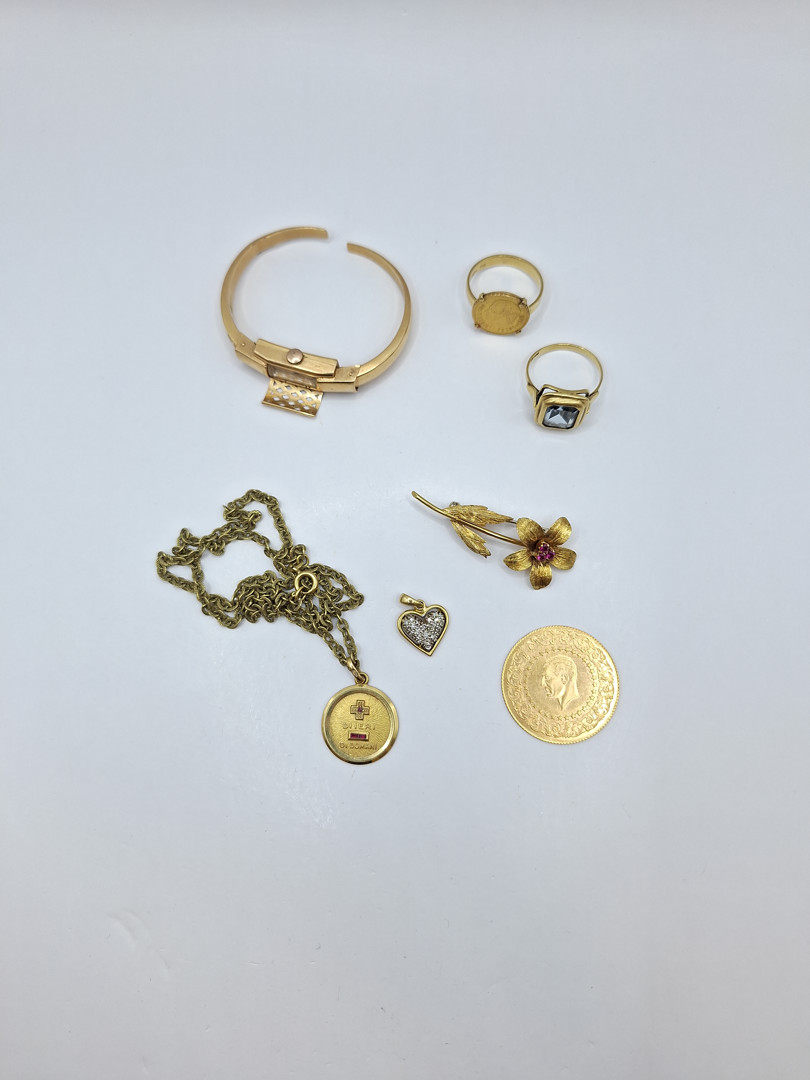 Vari oggetti in oro pietre