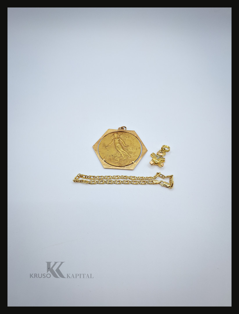 Bracciali e due ciondoli oro 