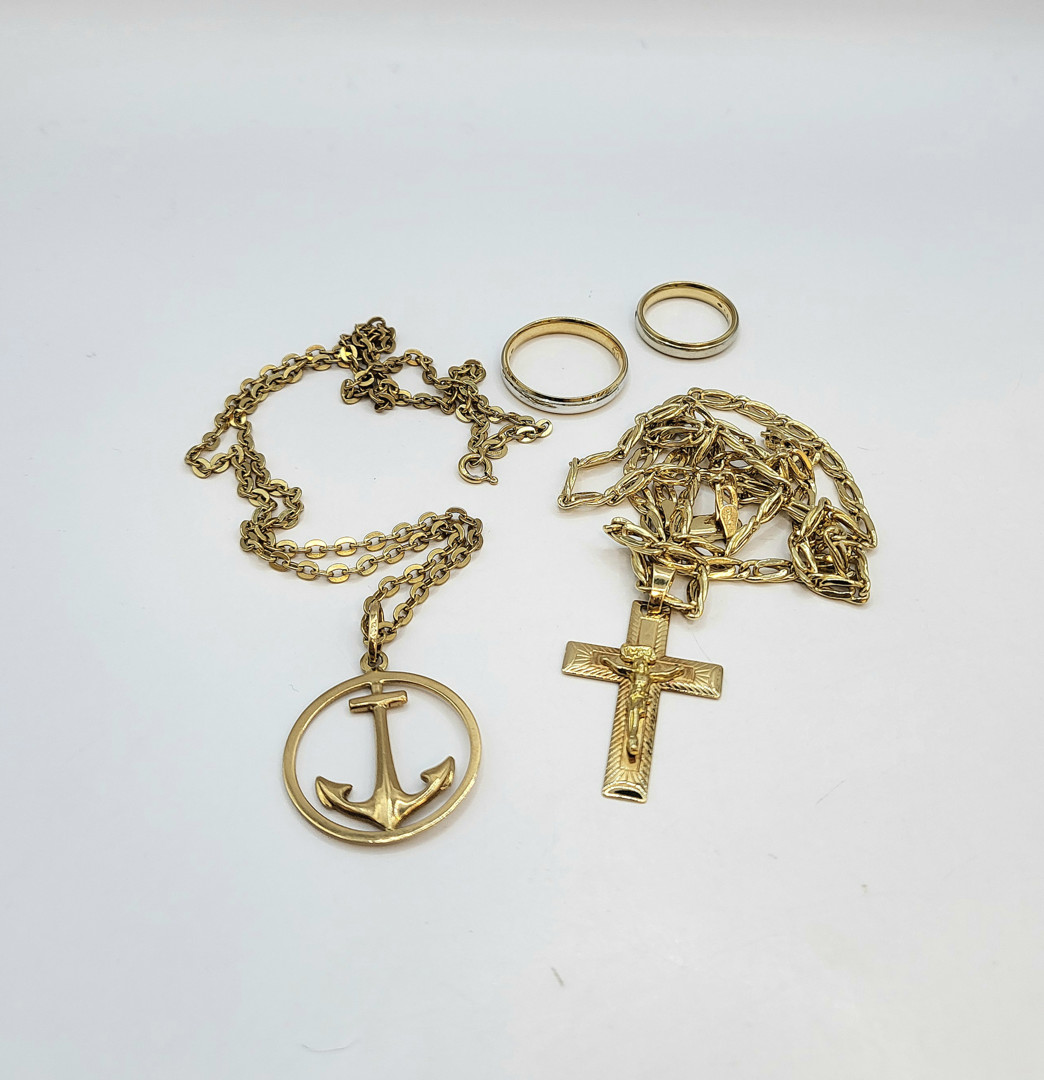 Vari oggetti oro pietre