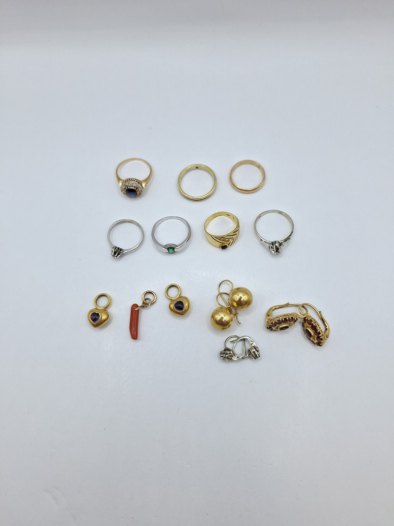 Vari oggetti in oro pietre diamantini corallo