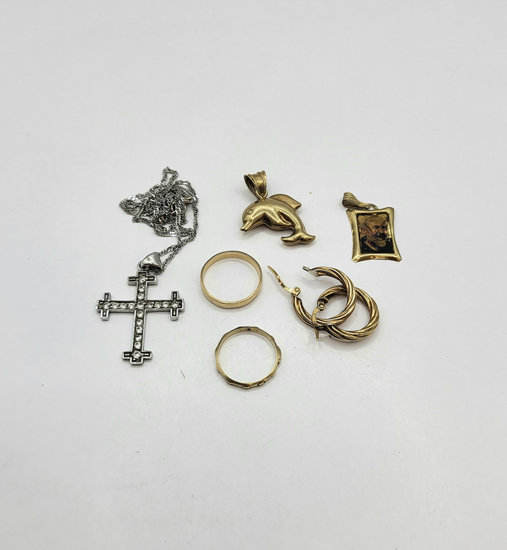 Vari oggetti in oro pietre 