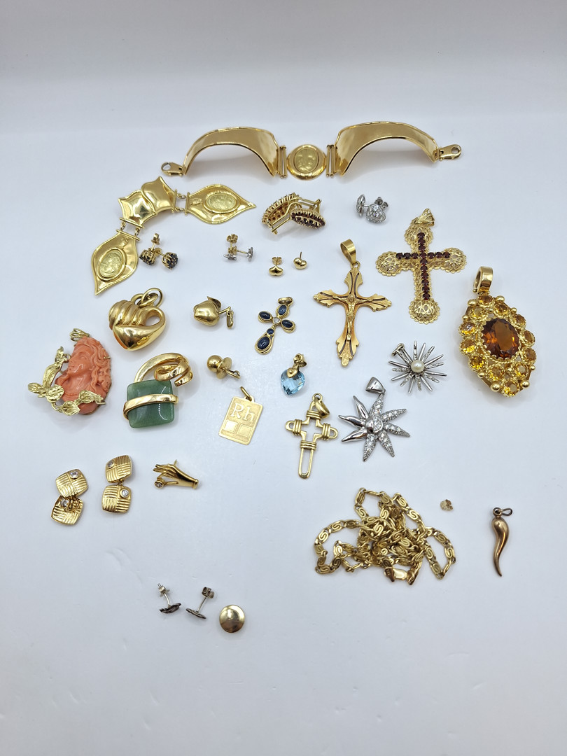 Vari oggetti in oro pietre argento