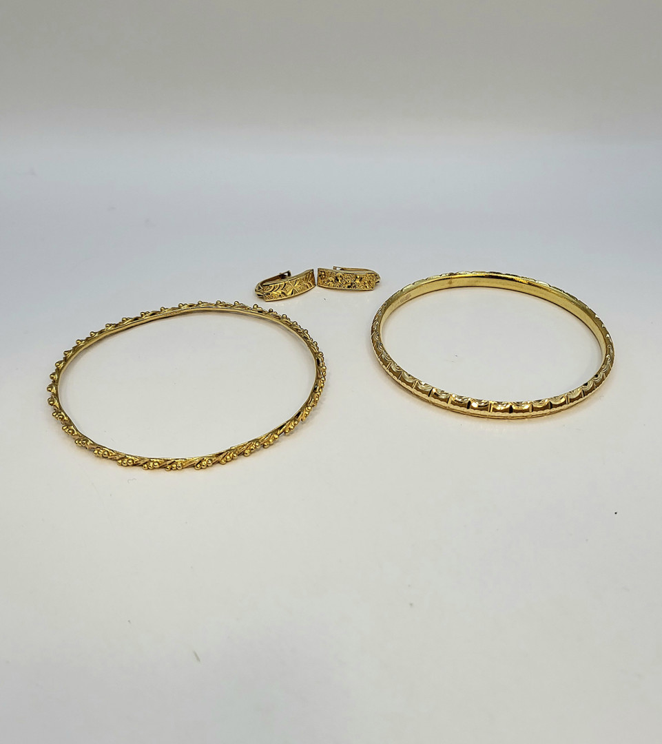 Un paio orecchini e due bracciali oro 