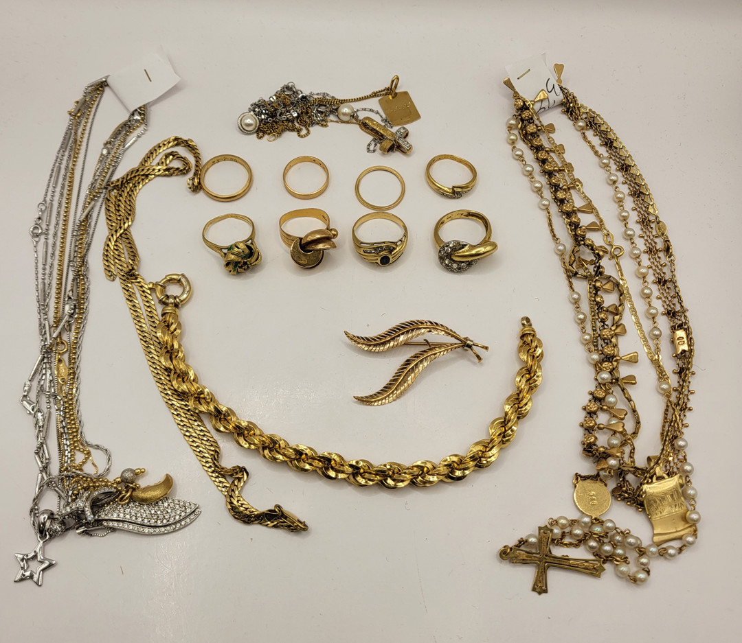 Vari oggetti in oro pietre diamantini pietre perle 
