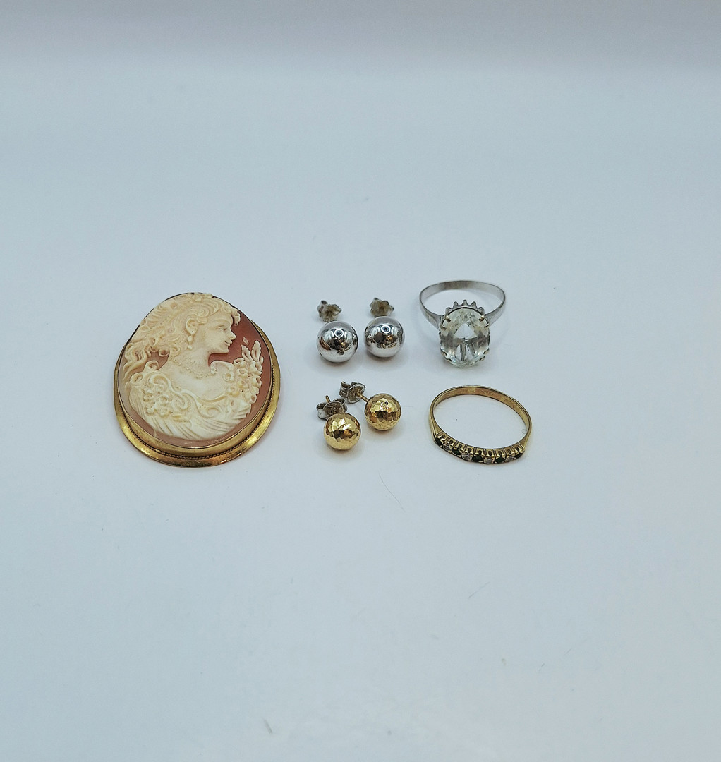 Vari oggetti oro pietre diamantini cammeo