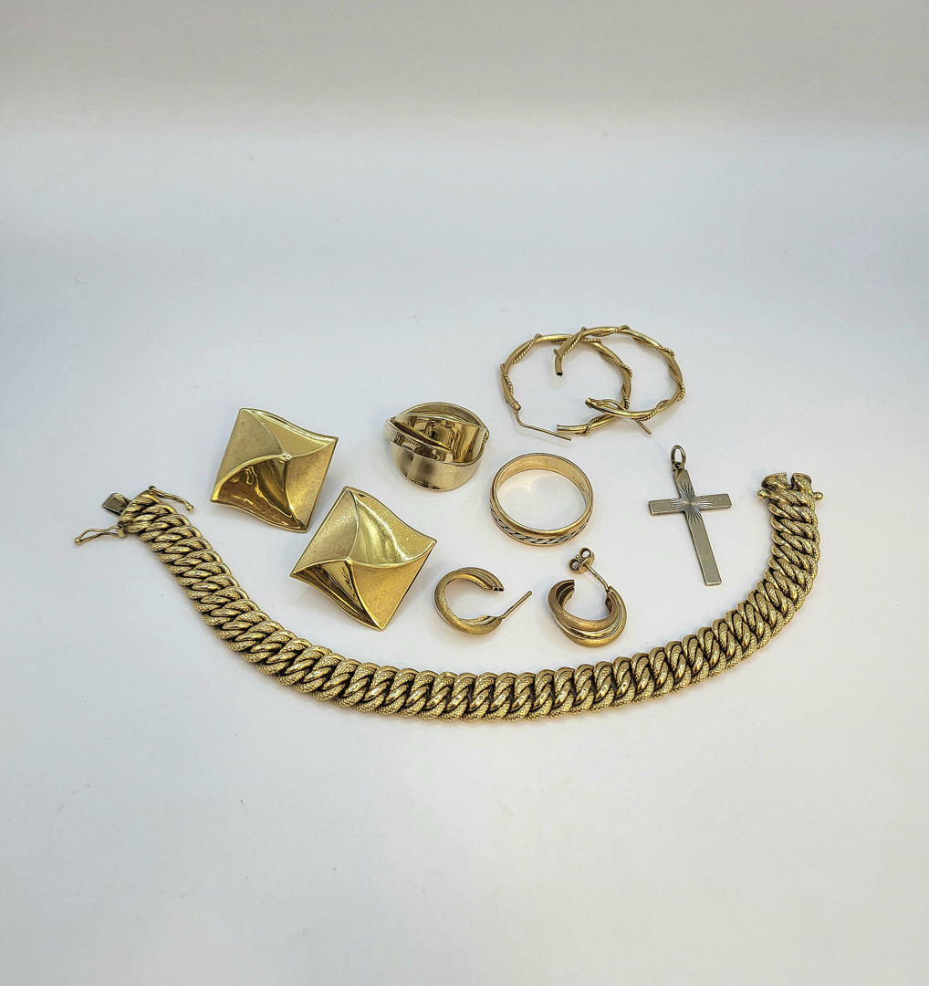 Vari oggetti in oro 