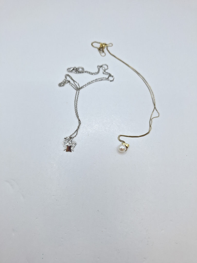 Due catenine e due ciondoli in oro pietra perla 