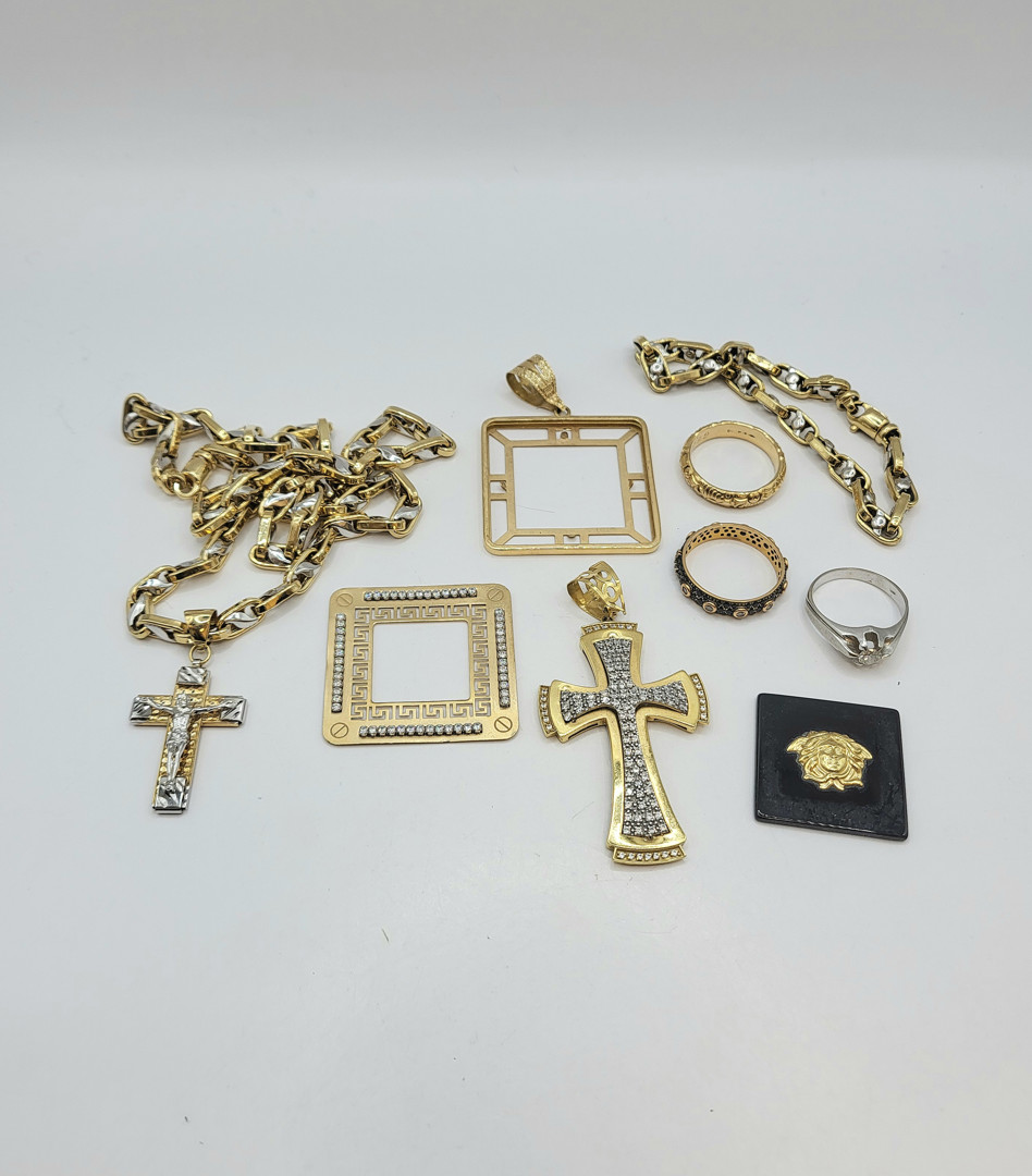 Vari oggetti oro pietre diamante 