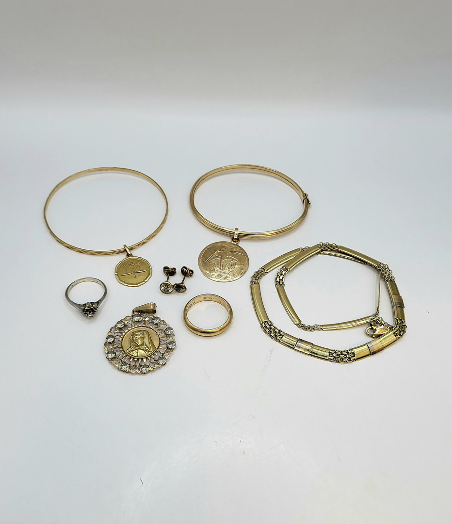 Vari oggetti oro pietre diamantino