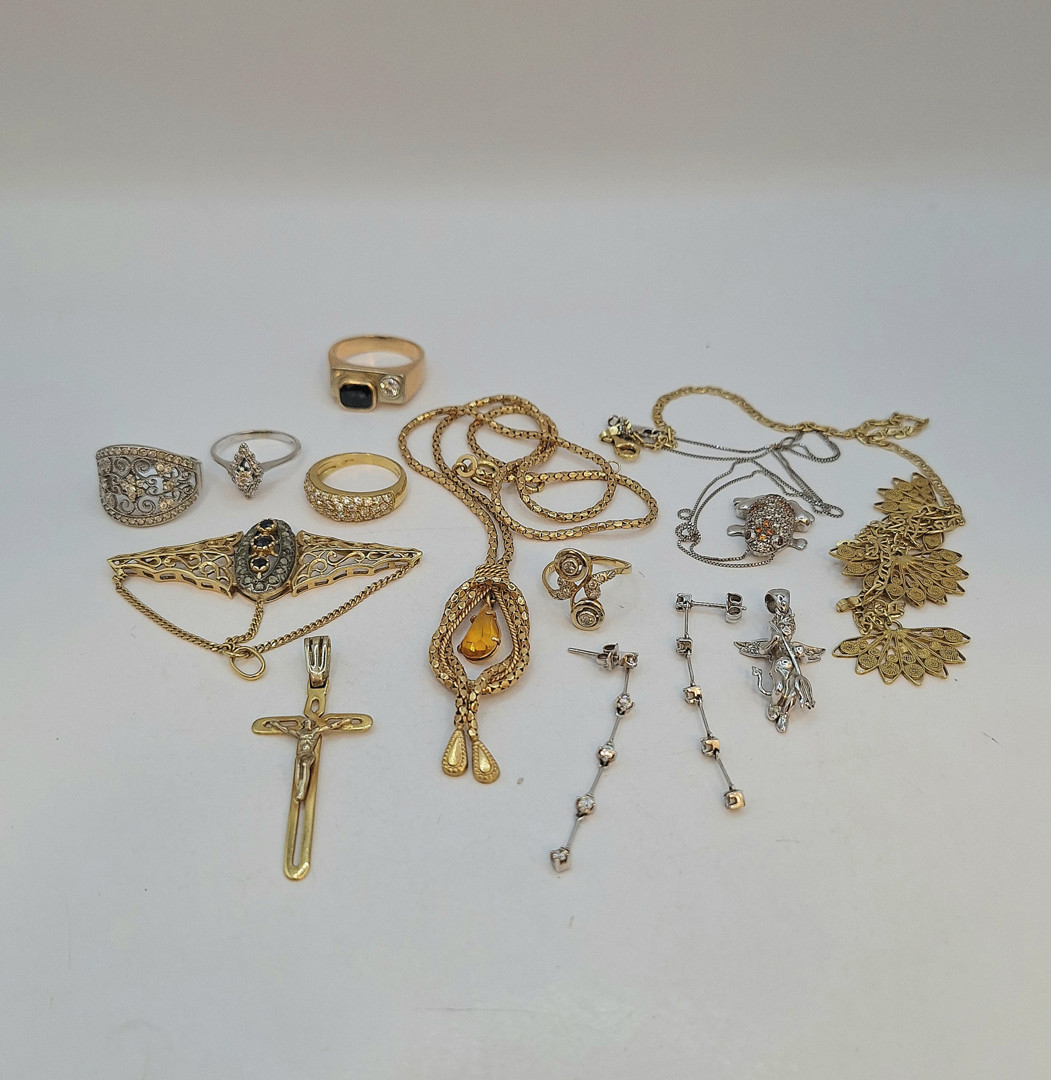 Vari oggetti oro argento pietre diamanti