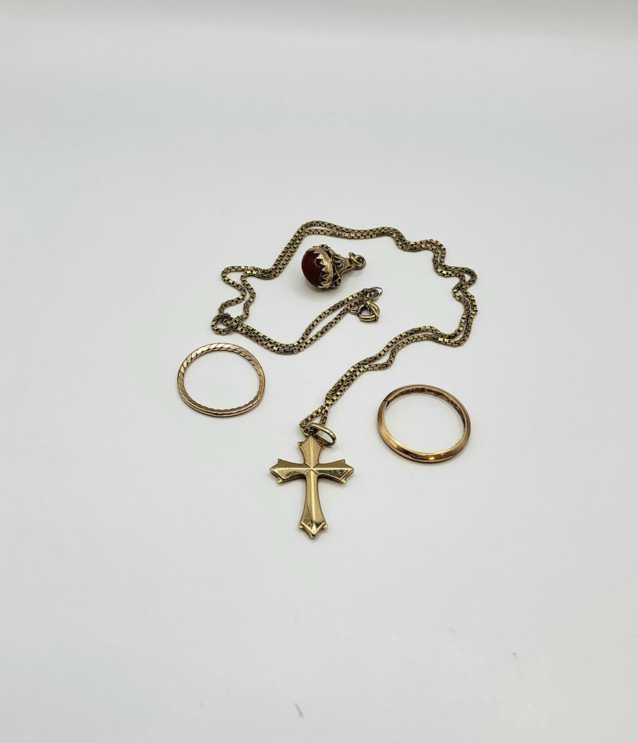 Vari oggetti oro pietre