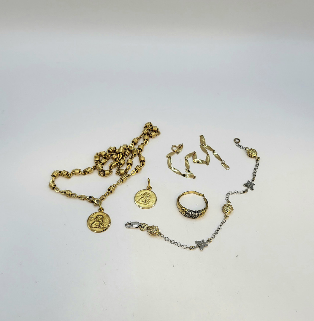 Vari oggetti in oro pietre 