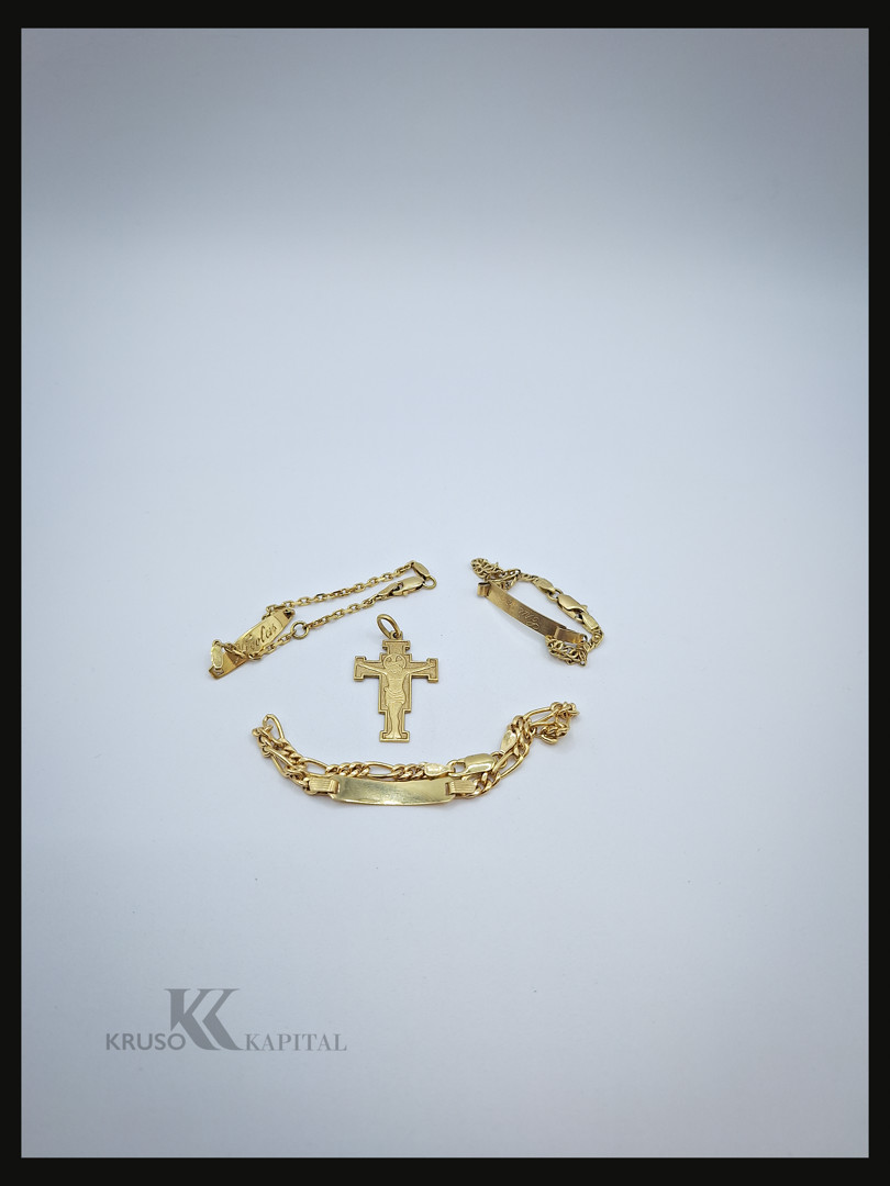 Tre bracciali e ciondolo oro