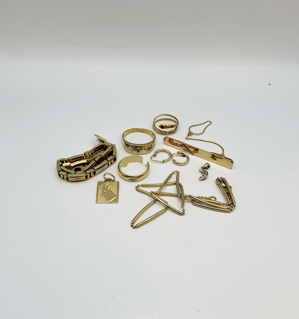 Vari oggetti oro pietre